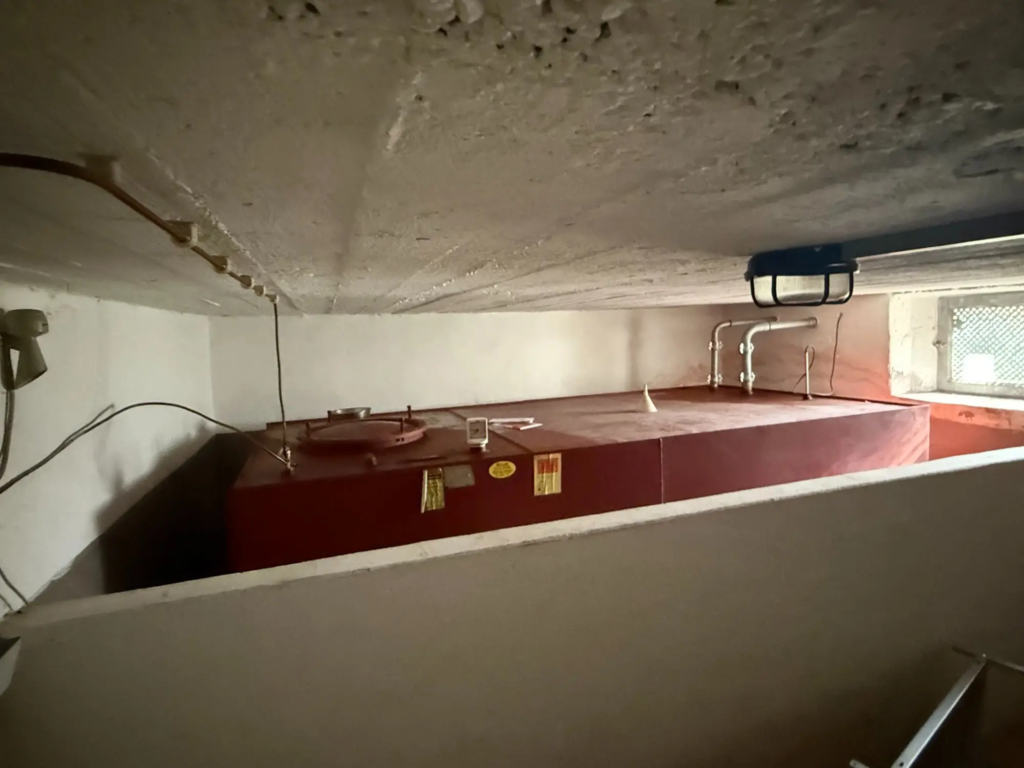 Stahltank in Auffangwanne